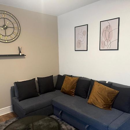 Home Sweet Home In Rg1 With Free Parking レディング エクステリア 写真