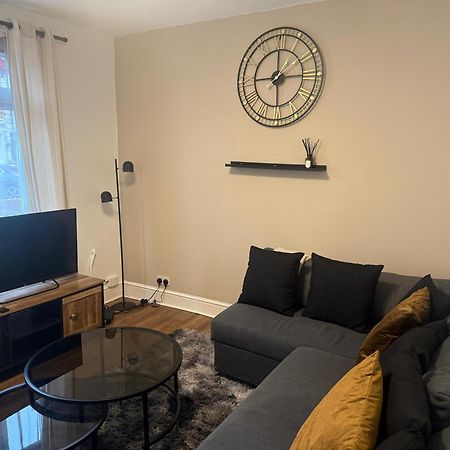 Home Sweet Home In Rg1 With Free Parking レディング エクステリア 写真