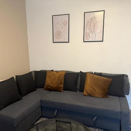 Home Sweet Home In Rg1 With Free Parking レディング エクステリア 写真