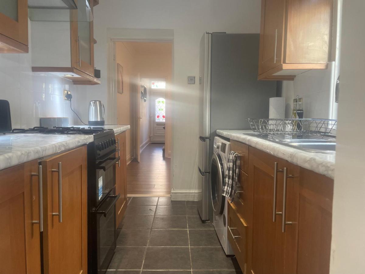 Home Sweet Home In Rg1 With Free Parking レディング エクステリア 写真