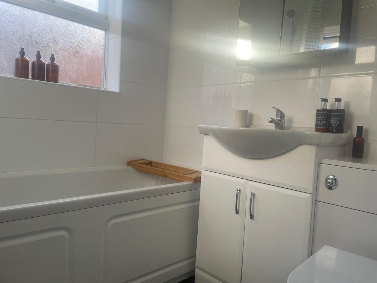 Home Sweet Home In Rg1 With Free Parking レディング エクステリア 写真