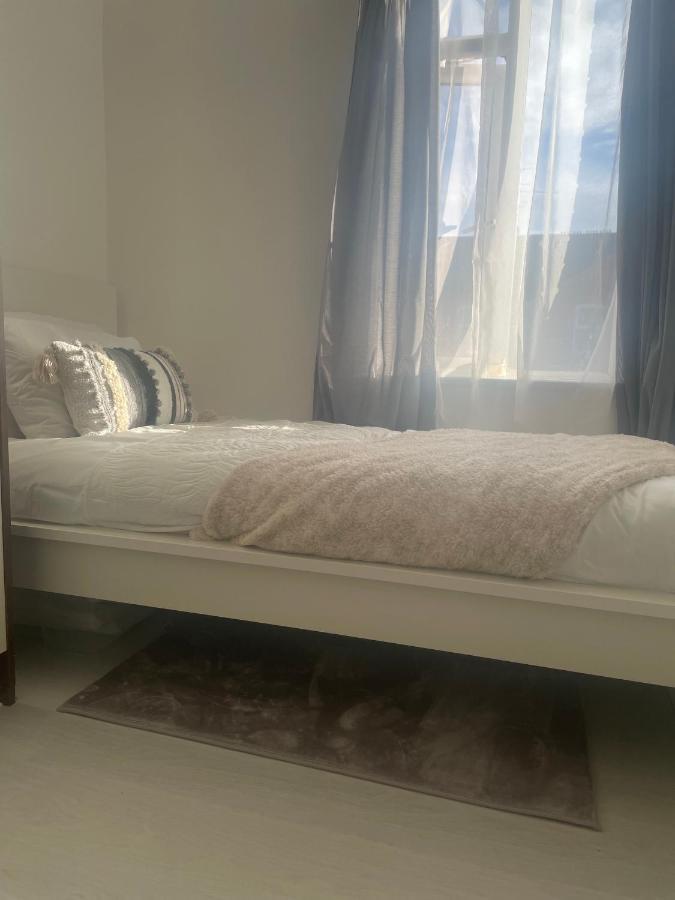 Home Sweet Home In Rg1 With Free Parking レディング エクステリア 写真