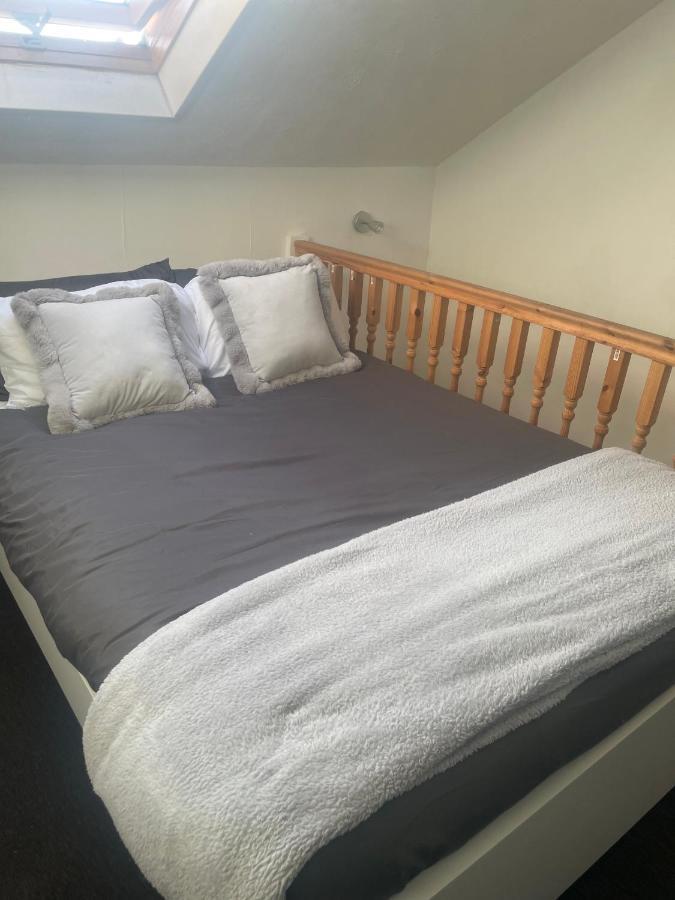 Home Sweet Home In Rg1 With Free Parking レディング エクステリア 写真