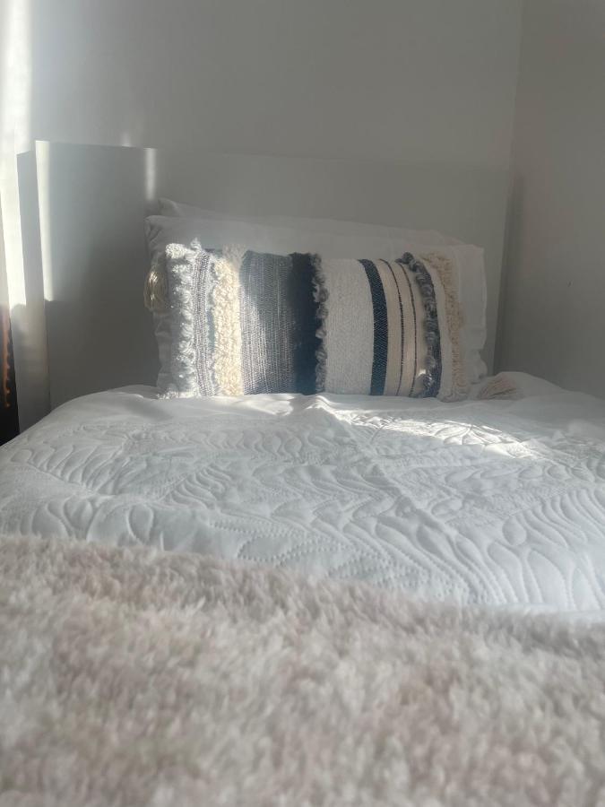 Home Sweet Home In Rg1 With Free Parking レディング エクステリア 写真