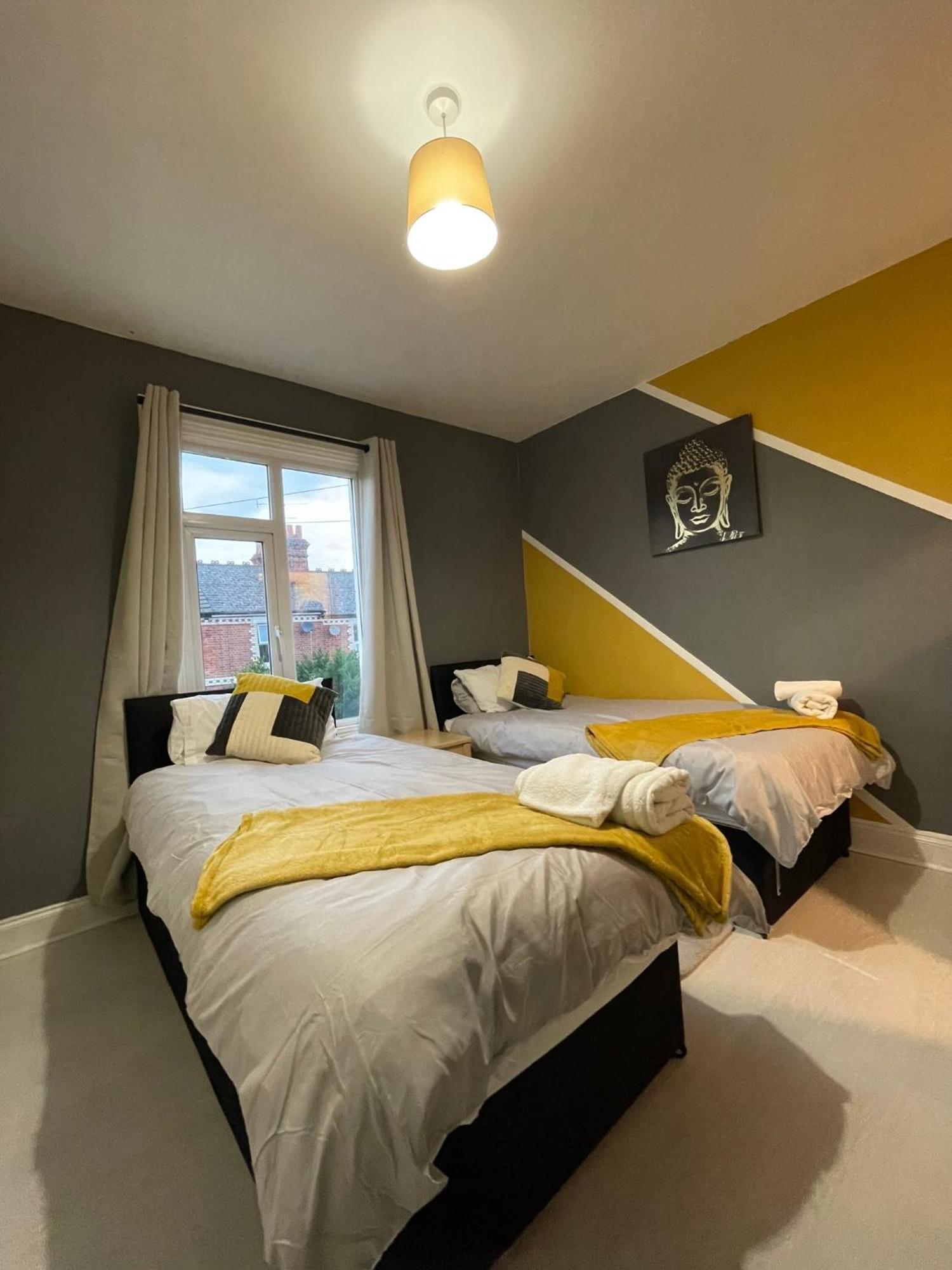 Home Sweet Home In Rg1 With Free Parking レディング エクステリア 写真