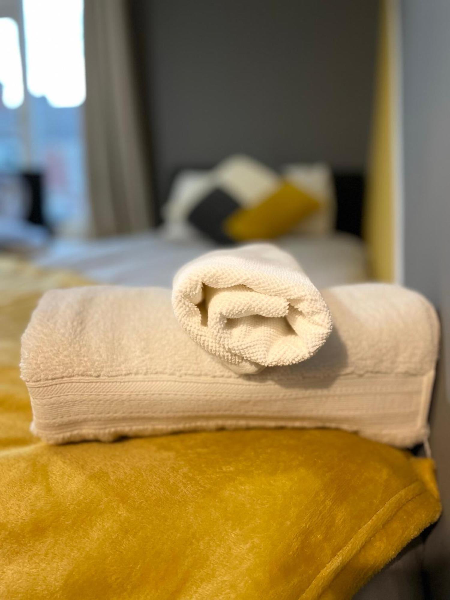 Home Sweet Home In Rg1 With Free Parking レディング エクステリア 写真