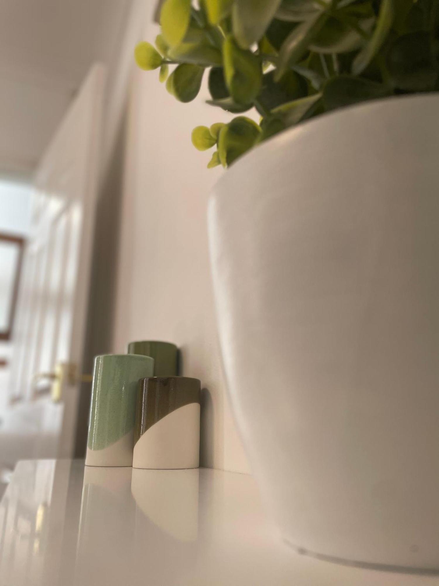 Home Sweet Home In Rg1 With Free Parking レディング エクステリア 写真