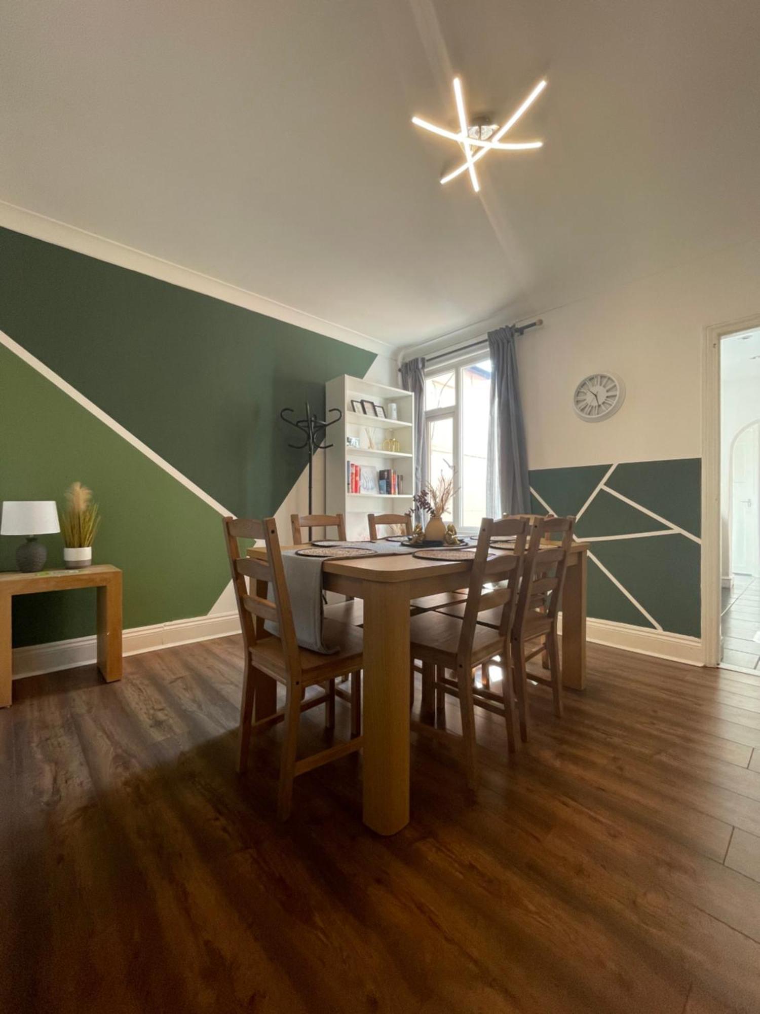 Home Sweet Home In Rg1 With Free Parking レディング エクステリア 写真